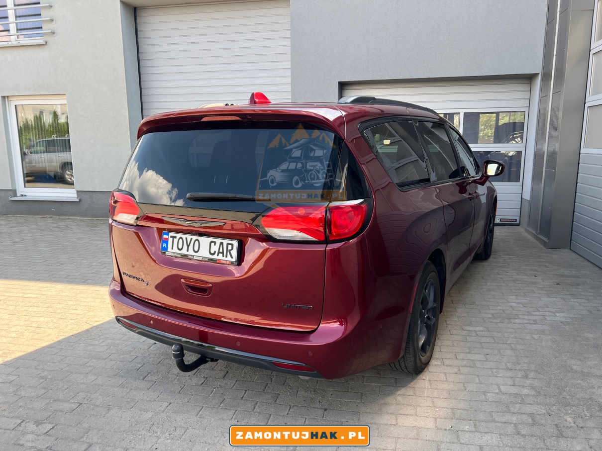 na zdjeciu chrysler pacifica z europejskim hakiem holowniczym steinhof